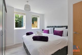 OnSiteStays - Contemporary 2 Bed Apt with Ensuite, 2 x Free Parking Spaces & a Balcony - 1