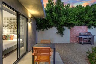 Ultra Luxury Resort Like Compound Pool, Spa, Fire Pit- Close to Everything- 4BD/2.5BTH - Palm Springs - 2