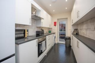 Sutton Cottage - 4BR 2Bath House Up to 9 Guests - Smart TV - Huge Bedrooms - Ideal for Contractors - Southampton - 0