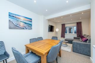 Sutton Cottage - 4BR 2Bath House Up to 9 Guests - Smart TV - Huge Bedrooms - Ideal for Contractors - Southampton - 4