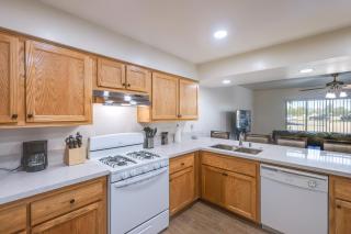 Convenient Bakersfield Townhome with Patio! - 3