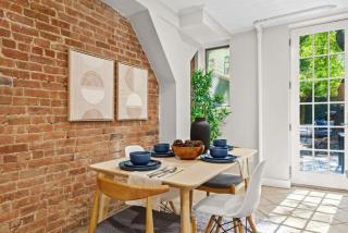 Newly Renovated 2BR w Rare Private Backyard and BBQ - New York - 8