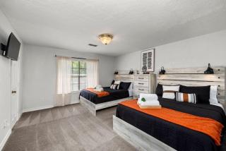 Modern Montrose 2BR Townhome Sleeps 10 with Gated Parking - 6
