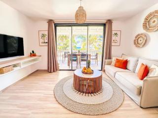 La Belle Bleue direct access to Orient Bay beach swimming pool, 2 bedrooms - 4