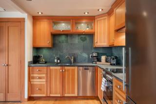 The Ikon Lofted Studio with King Bed and Patio - Whistler - 4