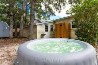 Hot Tub! 5 minutes to the sand! - Oak Island - 7