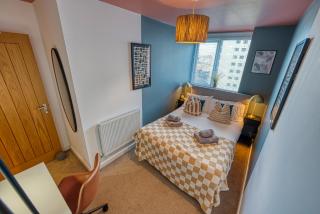 2-Bedroom Stunning, Stylish & Central City Apartment, Spacious, Sleeps 6, with On-Site Parking - Near Gunwharf Quays & Beach - by Blue Puffin Stays - 8