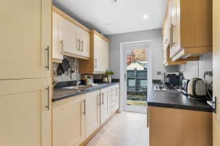 Sea La Vie - central home w BBQ, Sunny Patio, Luxurious interiors and seconds from Beach - 3