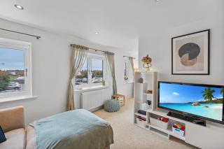 Sea La Vie - central home w BBQ, Sunny Patio, Luxurious interiors and seconds from Beach - Kent - 2