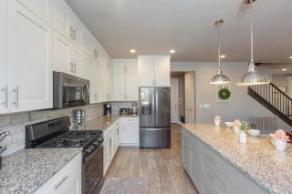 Paradise Village 95 Kid Friendly Home, Private Hot Tub, Nintendo Switch, Air-Hockey, Resort Style Pool and Water Park - 1