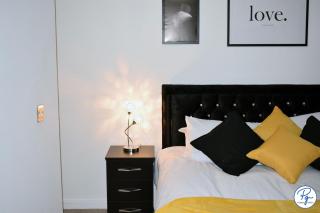 Penthouse - Amazing City Skyline Views - Balcony - FREE extra 2 hours - FREE Parking - Utilita Arena - Bullring Shopping - New St Station- Super King Size Bed - Birmingham - 4