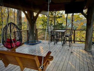 "Tree-Mendous Fun" Family Treehouse with 20ft Slide Near Dollywood & Pigeon Forge - 3