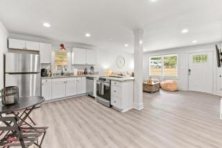 Sanctuary on Sherwood with a Backyard Oasis! - Athens - 1