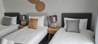 SHM Stays Leicester. Newly Renovated!! 15 min drive from City Centre, University. 9 min Drive to Leicester City Stadium, 5 min drive to M1 & M69. 2 min walk to bus stop. - 3