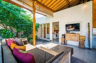 Villa Niri - Beautiful 4BR Teak Joglo Villa in Oberoi Seminyak, A Tranquil Retreat - Seminyak - 6