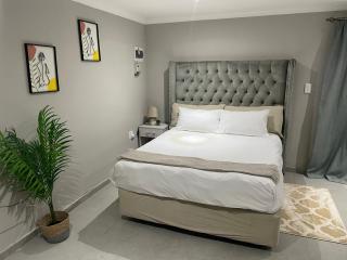 Spacious stay-in bachelor apartment - 9
