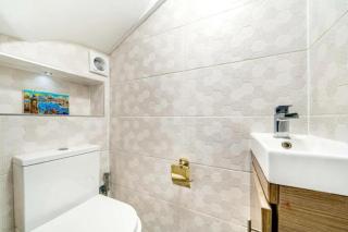 Modern Family Home in Greater London - Pinner - 3
