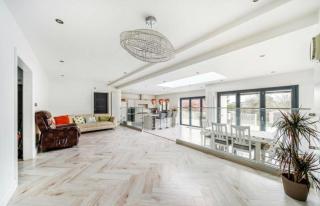 Modern Family Home in Greater London - Pinner - 4