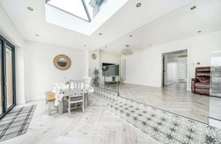 Modern Family Home in Greater London - Pinner - 6