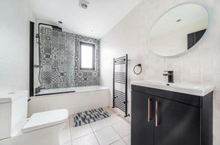 Modern Family Home in Greater London - 1