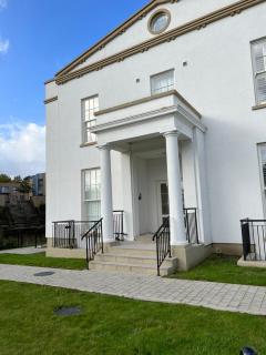 Modern 2BR 2BA with Free Parking - Sleeps 6 - 9