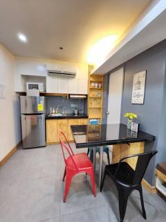 BGC Rustic-Themed Loft w/ Pool View 200MBPS - Manila - 8
