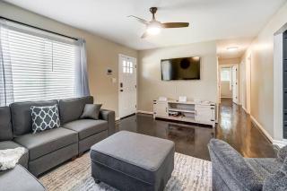 Charlotte Charm Haven with Outdoor TV - Charlotte - 0