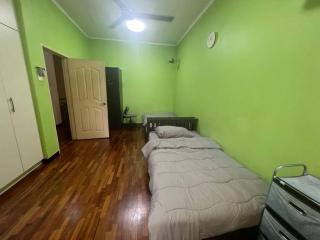 Big House for Family in Bukit Jelutong, Shah Alam - Shah Alam - 9