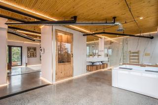 Cozy BNB - Halifax Rooftop - The King Penthouse Room - 6