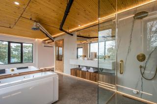 Cozy BNB - Halifax Rooftop - The King Penthouse Room - 5