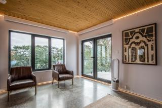 Cozy BNB - Halifax Rooftop - The King Penthouse Room - 4