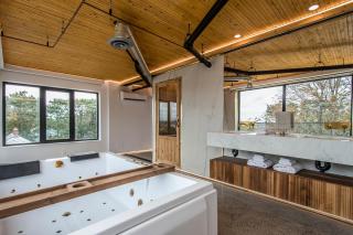 Cozy BNB - Halifax Rooftop - The King Penthouse Room - 3