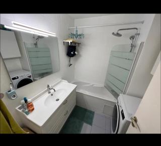Guest room in a shared apartment - Metro 7 and Tramway T3a - París - 4