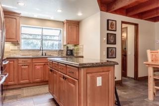Snowflower #47 - Updated 2 Bedroom & Loft, 3 Bath, Sleeps 8, Steps away from Free Town Shuttle - Mammoth Lakes - 2