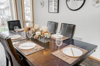 Coral Springs Lakefront Retreat - Calgary - 7