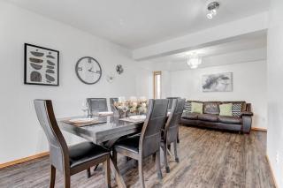 Coral Springs Lakefront Retreat - Calgary - 4