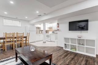 Coral Springs Lakefront Retreat - Calgary - 3