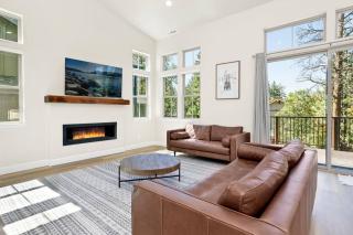 The Pines Retreat- Impeccable Modern Village Chalet - 0