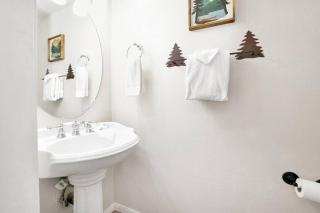 Apres Chalet Retreat~ Hot Tub~ Relax Away Cottage~ - 6