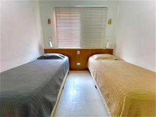 Cobertura com piscina e churrasqueira, 200m da praia, 3 dormitórios para até 6 hóspedes - Guarujá - 4