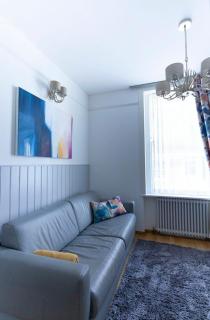 Ground floor apartment at Number 8: king bed, en-suite, lounge, kitchenette - Kent - 9