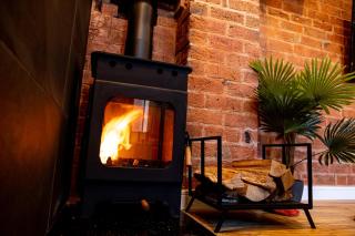 VIP - 2 BR Grade 2 Luxury Industrial House with Log Burning FIRE & electric blinds in the Heart of the JQ - Birmingham - 8