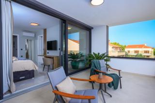 Lea Magdalena Iv - 2