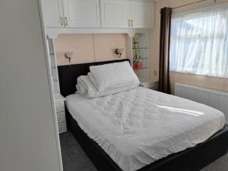 Dog Friendly 8 Berth Lodge, 600 Yard's From The Beach In Hunstanton - Hunstanton - 2