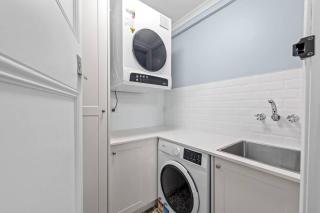 The Lounge! 2 Bed/1 Bath/1 Car ~ New Farm - 2