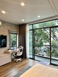 Khánh Nguyễn Luxury Apartment, balcony street view, large bathtub - Ho Chi Minh - 5