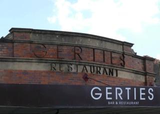 The Office! 1 Bed/1 Bath ~ New Farm - 2