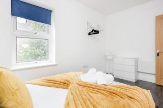 Modern Escape in 1 or 2BR Apartments with Parking - 8