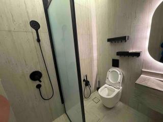 شقة خاصة بعمارة سكنية مع سطح خاص وبلكونة luxorious penthouse apartment - 1