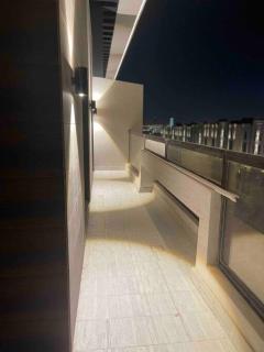 شقة خاصة بعمارة سكنية مع سطح خاص وبلكونة luxorious penthouse apartment - 9